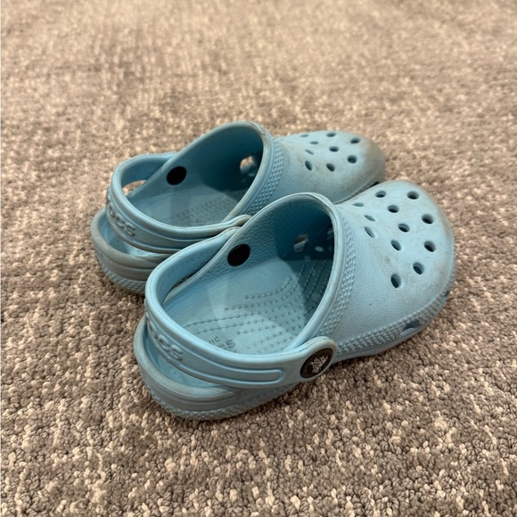 Kids Blue Crocs size 10C - Picture 2 of 2